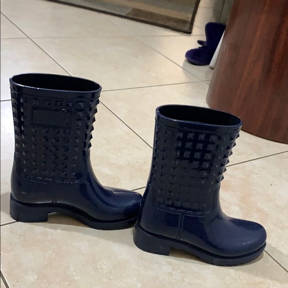 VINCE CAMUTO BLUE STUDDED RAINBOOTS .. - Picture 4 of 6